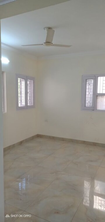 Room in 3.5 BHK Apartment at Vasant Kunj – for Rent