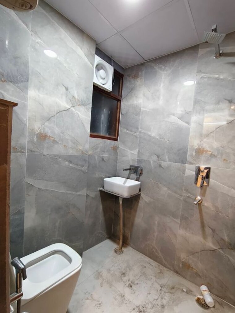 Bathroom, saket 3 Bedroom 1250 Sq.Ft. Builder Floor In Saket Delhi 10036582