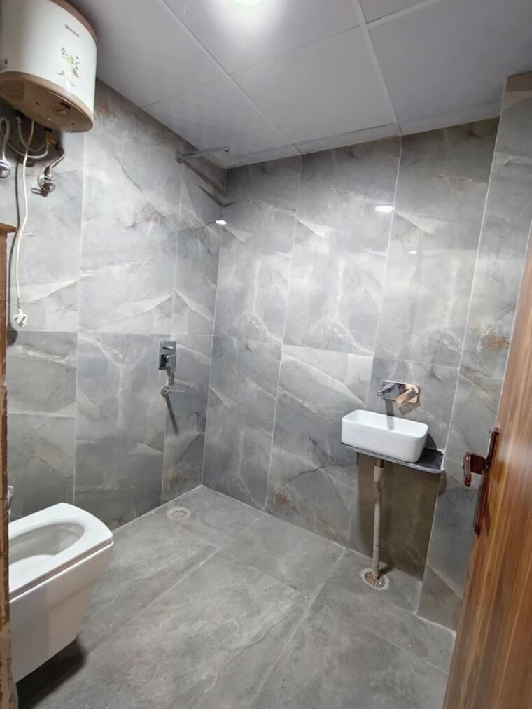 Bathroom, saket 3 Bedroom 1250 Sq.Ft. Builder Floor In Saket Delhi 10036582