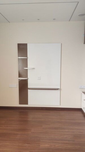 Room in 3 BHK Apartment at Aurobindo The Regent, Kondapur – for Rent