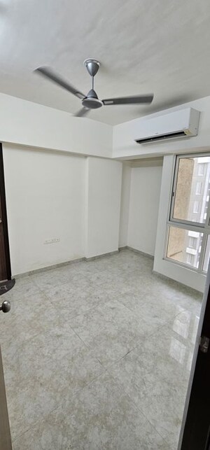 Room in 1 BHK Apartment at Lodha Amara, Kolshet Road – for Rent