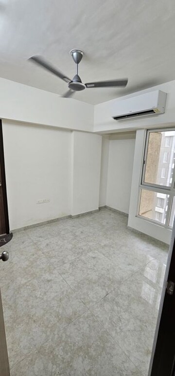 Room in 1 BHK Apartment at Lodha Amara, Kolshet Road – for Rent