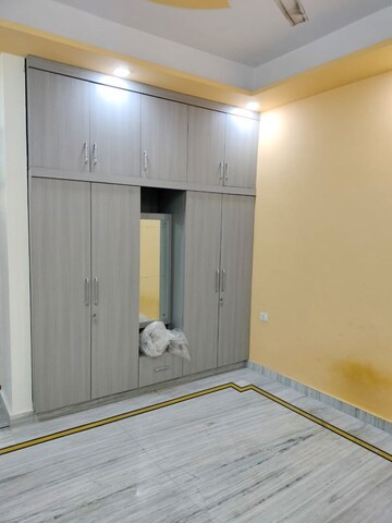 Room in 2 BHK Builder Floor at Gomti Nagar – for Rent