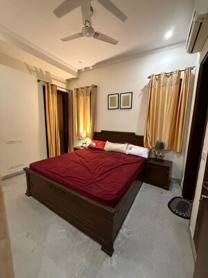 Bedroom in 3 BHK Builder Floor at Sector 43 – for Rent