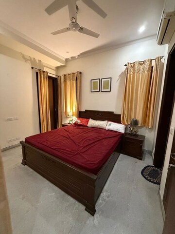Bedroom in 3 BHK Builder Floor at Sector 43 – for Rent