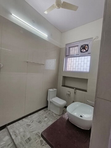 Bathroom in 6+ BHK Apartment at Safdarjung Enclave – for Rent