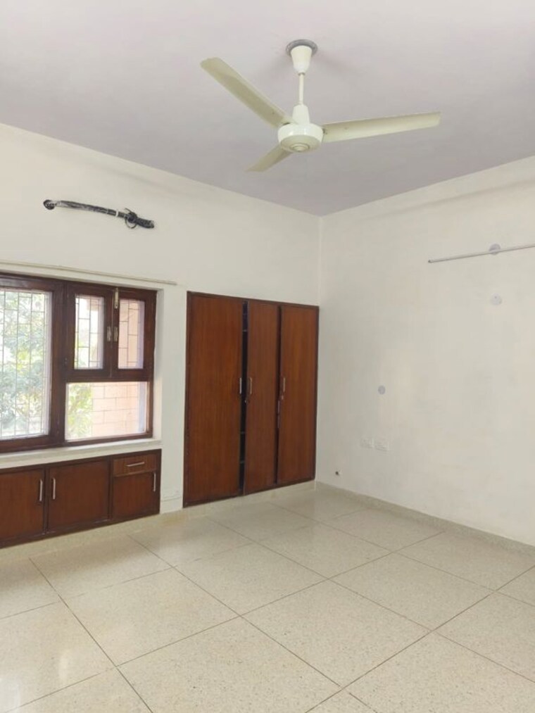 Room, safdarjung enclave 6+ Bedroom 500 Sq.Yd. Apartment In Safdarjung Enclave Delhi 10036760