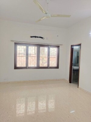 Room in 6+ BHK Apartment at Safdarjung Enclave – for Rent