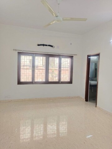 Room in 6+ BHK Apartment at Safdarjung Enclave – for Rent