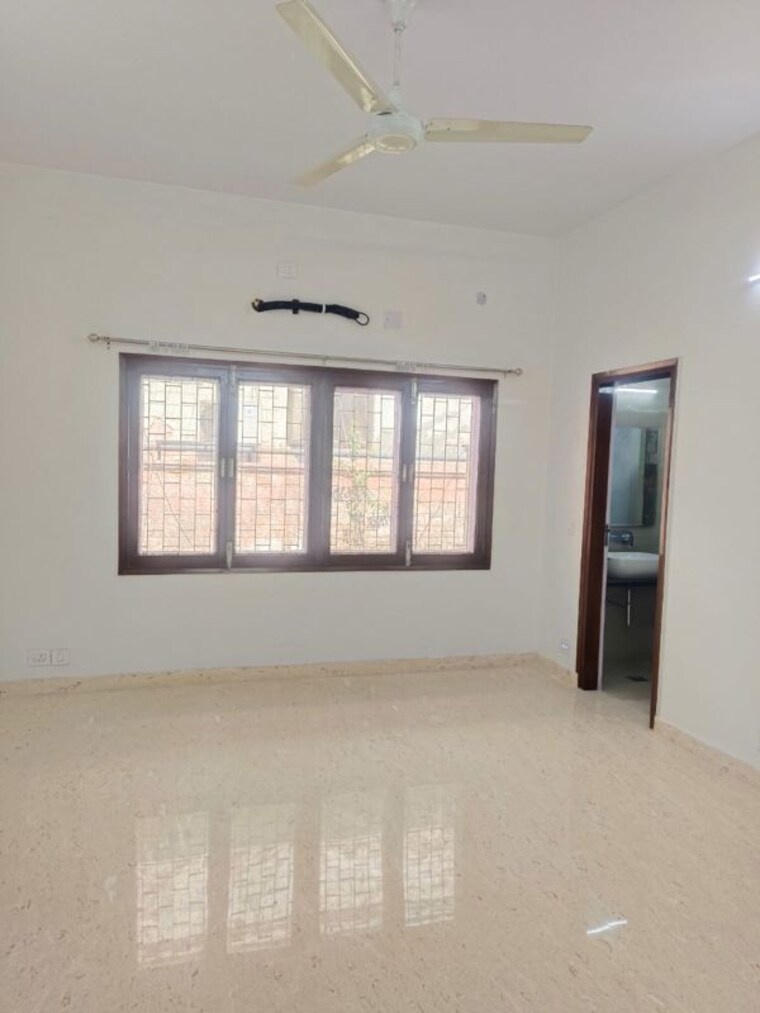 Room, safdarjung enclave 6+ Bedroom 500 Sq.Yd. Apartment In Safdarjung Enclave Delhi 10036760