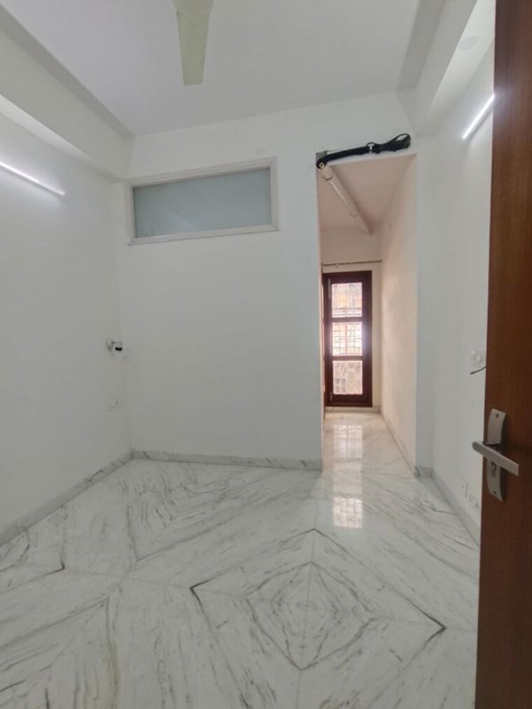 Room, safdarjung enclave 6+ Bedroom 500 Sq.Yd. Apartment In Safdarjung Enclave Delhi 10036760