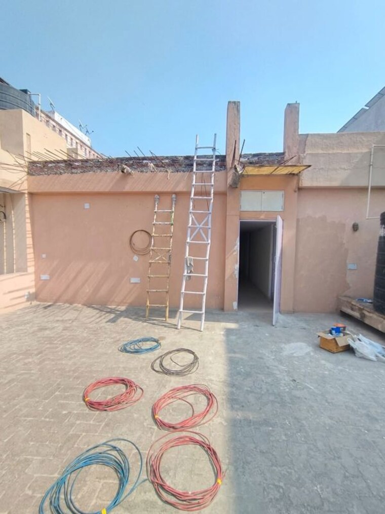 Terrace, safdarjung enclave 6+ Bedroom 500 Sq.Yd. Apartment In Safdarjung Enclave Delhi 10036760
