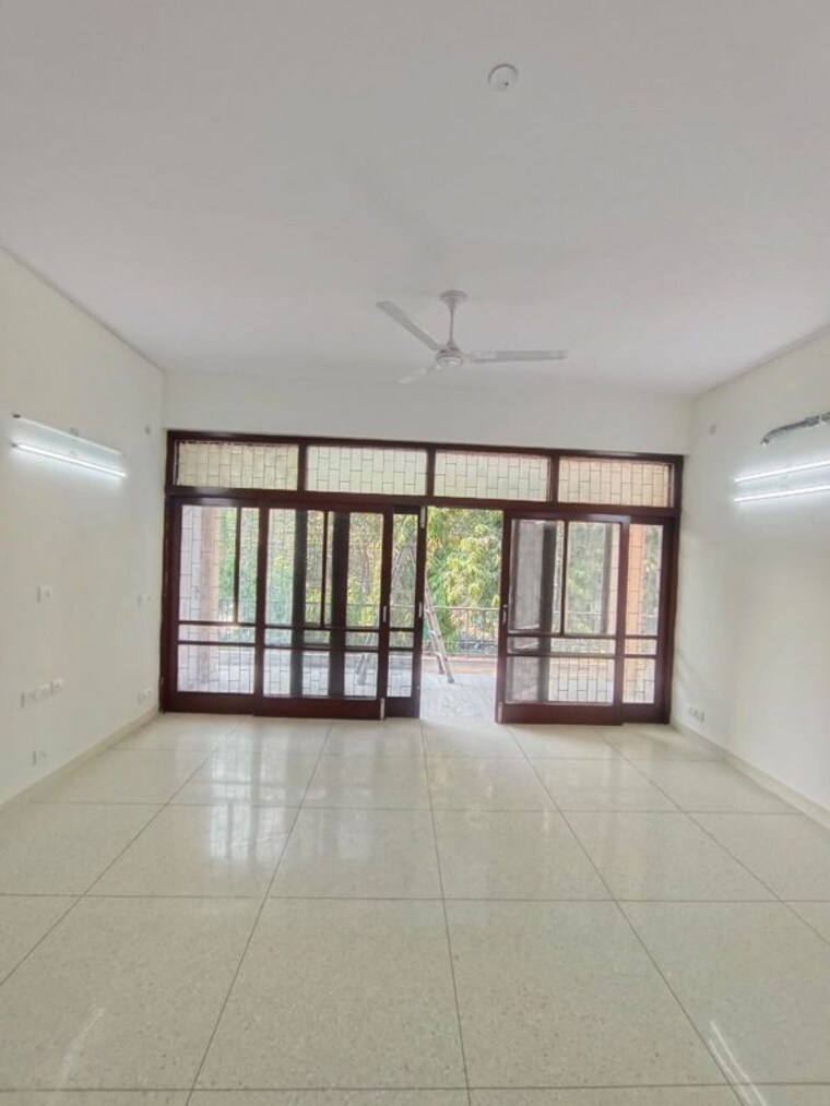 Room, safdarjung enclave 6+ Bedroom 500 Sq.Yd. Apartment In Safdarjung Enclave Delhi 10036760