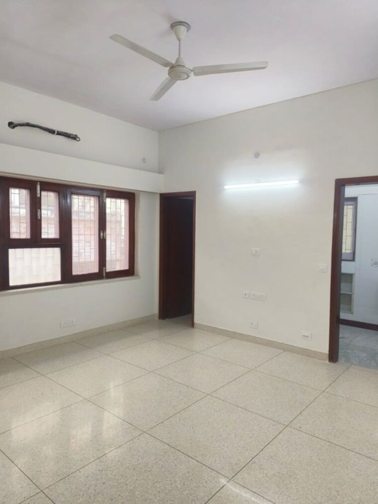 Room, safdarjung enclave 6+ Bedroom 500 Sq.Yd. Apartment In Safdarjung Enclave Delhi 10036760