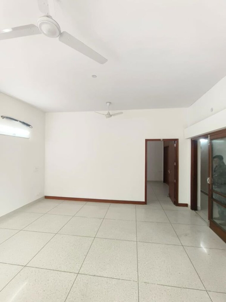 Room, safdarjung enclave 6+ Bedroom 500 Sq.Yd. Apartment In Safdarjung Enclave Delhi 10036760