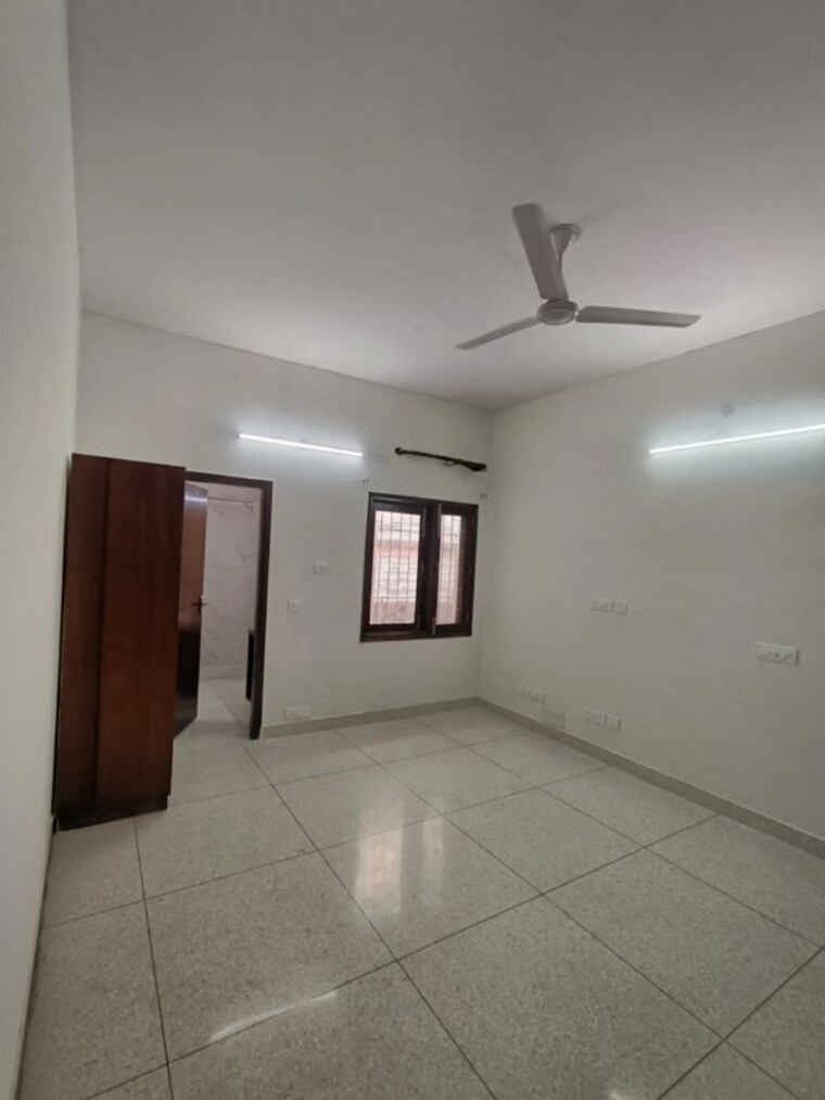 Room, safdarjung enclave 6+ Bedroom 500 Sq.Yd. Apartment In Safdarjung Enclave Delhi 10036760