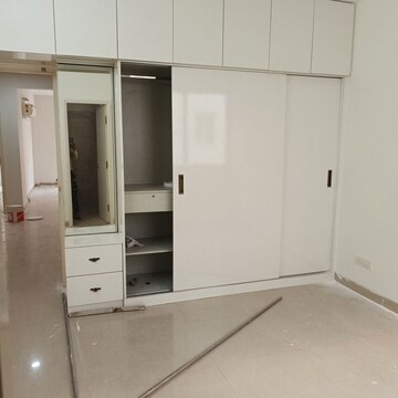 Bathroom in 3.5 BHK Apartment at Emaar Emerald Floors Premier, Sector 65 – for Rent