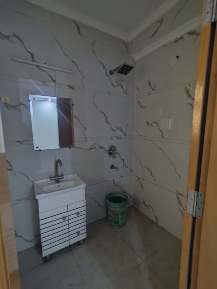 Bathroom, chattarpur 3 Bedroom 135 Sq.Yd. Apartment In Chattarpur Delhi 10036880