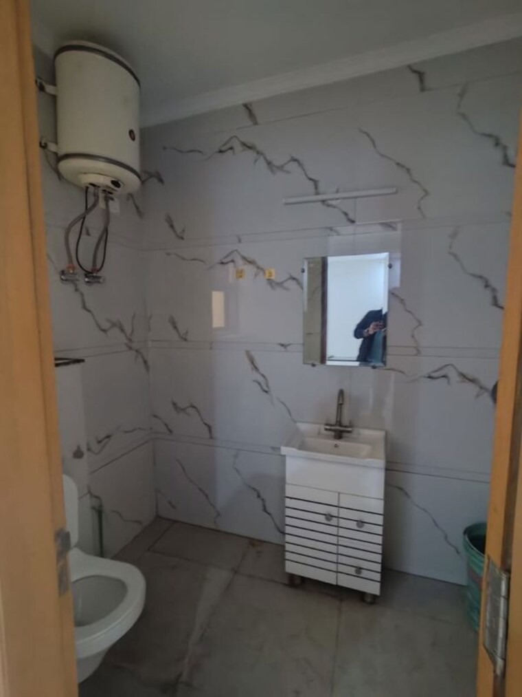 Attached Bathroom, chattarpur 3 Bedroom 135 Sq.Yd. Apartment In Chattarpur Delhi 10036880