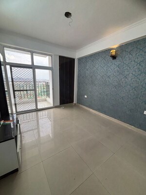 Room in 2.5 BHK Apartment at Nirala Estate, Tech Zone 4 Greater Noida – for Sale