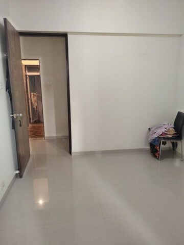 Room in 2 BHK Apartment at Lokhandwala Octacrest, Kandivali East – for Rent