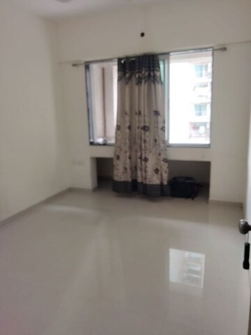 Room in 2 BHK Apartment at Lokhandwala Octacrest, Kandivali East – for Rent