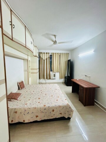 Bedroom in 4 BHK Apartment at DLF Oakwood Estate, Dlf Phase ii – for Rent