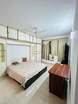 Bedroom in 4 BHK Apartment at DLF Oakwood Estate, Dlf Phase ii – for Rent