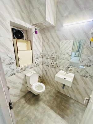 Bathroom in 4 BHK Apartment at DLF Oakwood Estate, Dlf Phase ii – for Rent