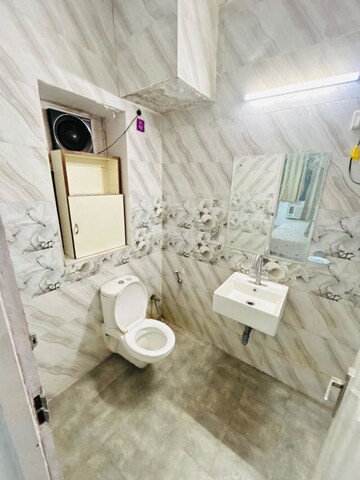 Bathroom in 4 BHK Apartment at DLF Oakwood Estate, Dlf Phase ii – for Rent