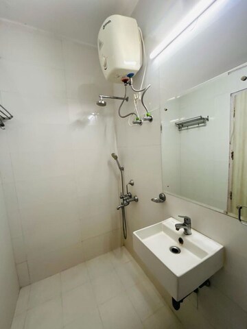Bathroom in 4 BHK Apartment at DLF Oakwood Estate, Dlf Phase ii – for Rent