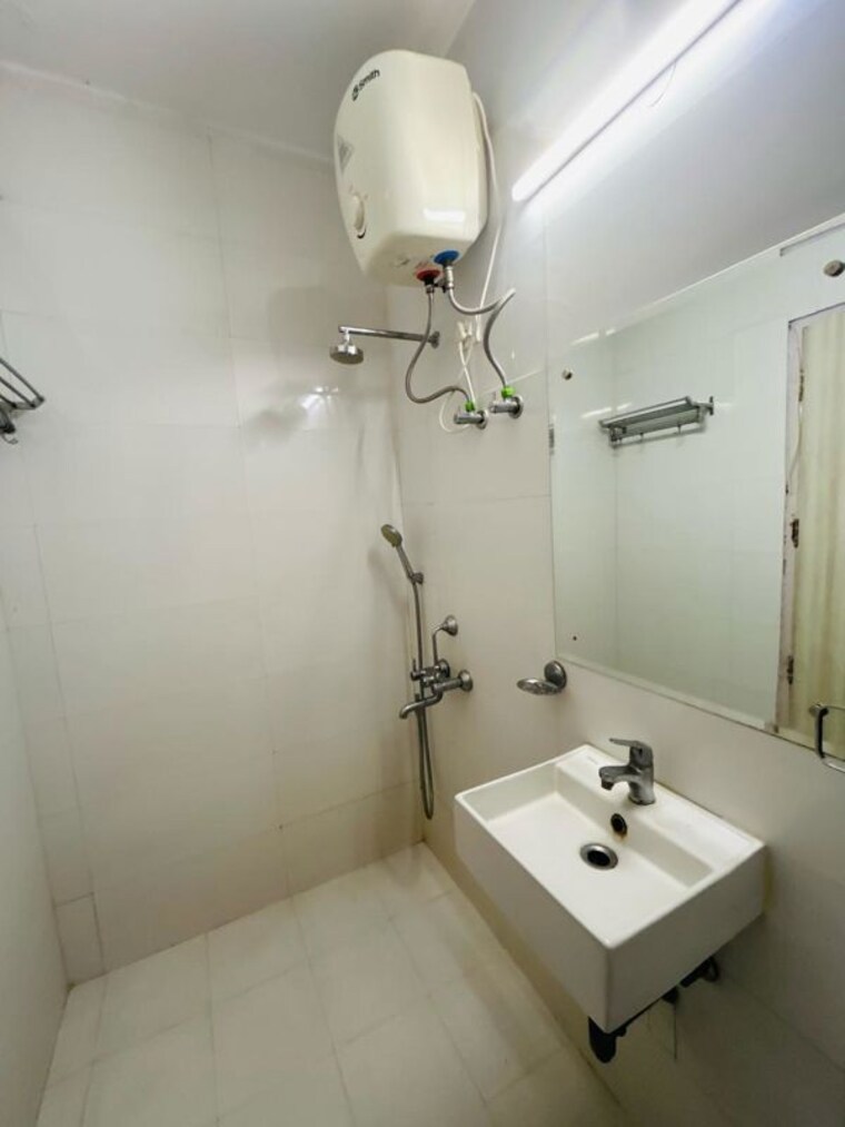 Bathroom, dlf-oakwood-estate 4 Bedroom 1767 Sq.Ft. Apartment In Dlf Phase ii Gurgaon 10036946
