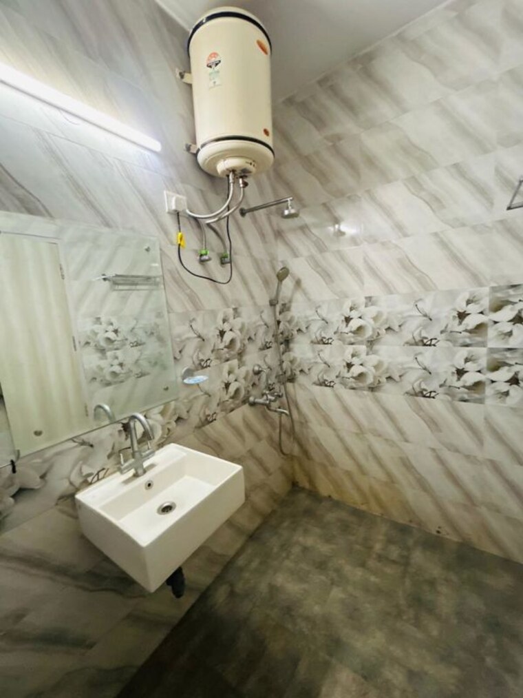 Bathroom, dlf-oakwood-estate 4 Bedroom 1767 Sq.Ft. Apartment In Dlf Phase ii Gurgaon 10036946