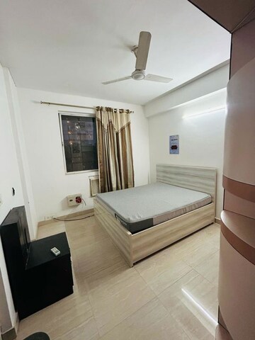 Room in 4 BHK Apartment at DLF Oakwood Estate, Dlf Phase ii – for Rent