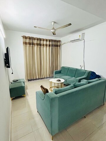 Living Room in 4 BHK Apartment at DLF Oakwood Estate, Dlf Phase ii – for Rent