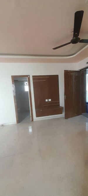 Room in 2 BHK Apartment at Signature Global The Millennia, Sector 37d – for Rent