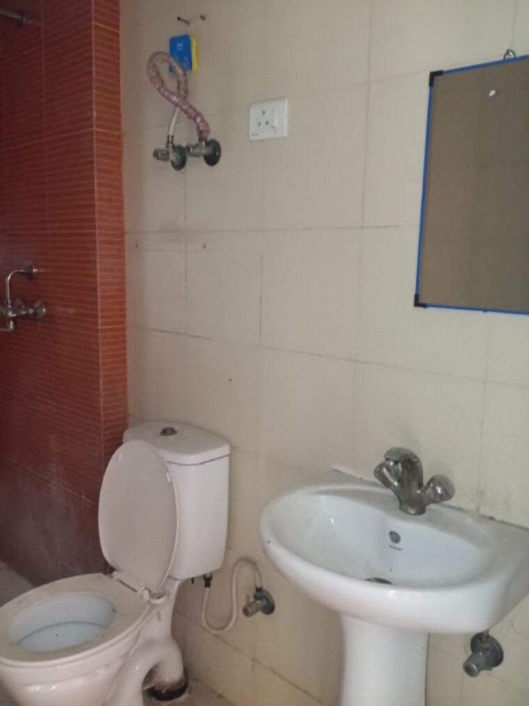 Bathroom, mahagun-mywoods 3 Bedroom 1370 Sq.Ft. Apartment In Sector 16c Greater Noida Greater Noida 10037072