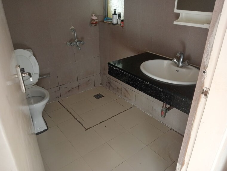 Bathroom, orchid-petals 3.5 Bedroom 2061 Sq.Ft. Apartment In Sector 49 Gurgaon 10037368