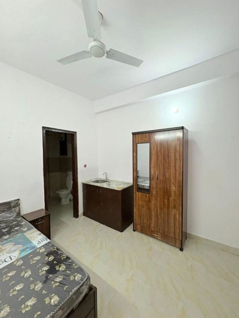 Room, freedom fighters enclave 1 RK 200 Sq.Ft. Builder Floor In Freedom Fighters Enclave Delhi 10037570