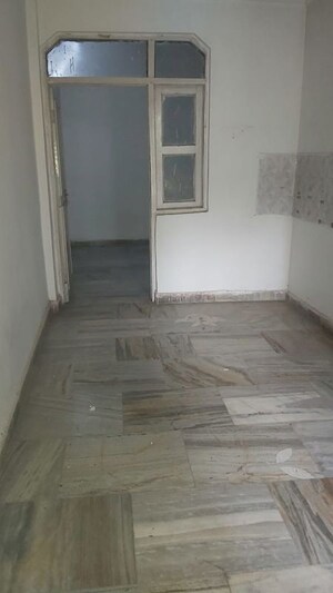 Room in 2.5 BHK Builder Floor at Mayur Vihar – for Rent