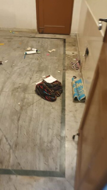 Parking in 2.5 BHK Builder Floor at Mayur Vihar – for Rent