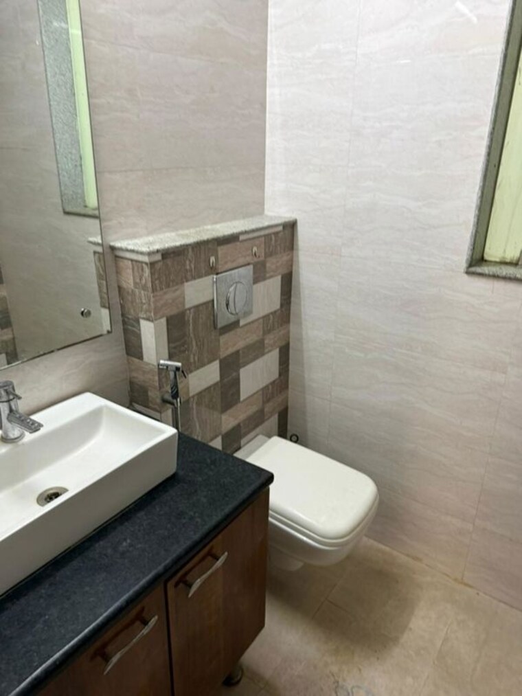 Bathroom, sector 45 3 Bedroom 200 Sq.Yd. Builder Floor In Sector 45 Gurgaon 10037910