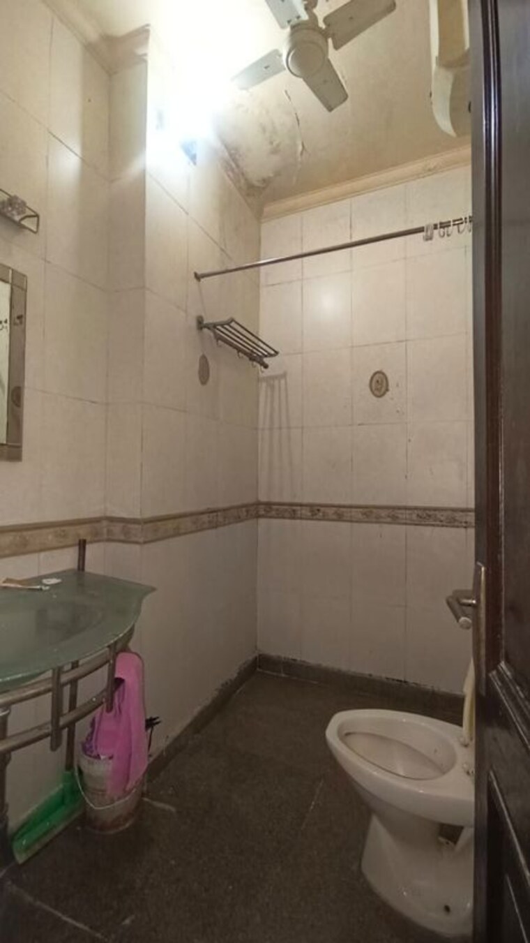Bathroom, safdarjung enclave 6 Bedroom 241 Sq.Yd. Villa In Safdarjung Enclave Delhi 10037983
