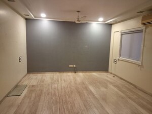 Room in 3 BHK Apartment at Khar West – for Rent