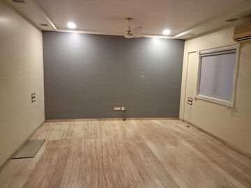 Room in 3 BHK Apartment at Khar West – for Rent
