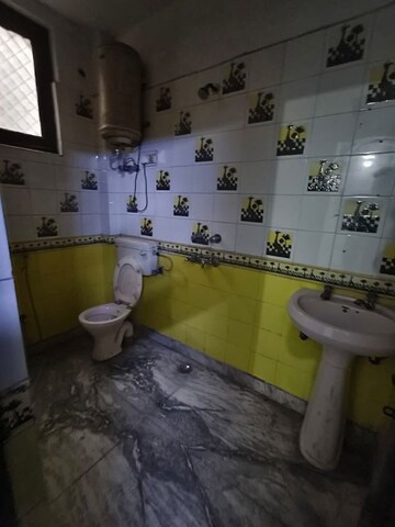 Master Bedroom in 3 BHK Builder Floor at Vaishali Sector 2 – for Rent