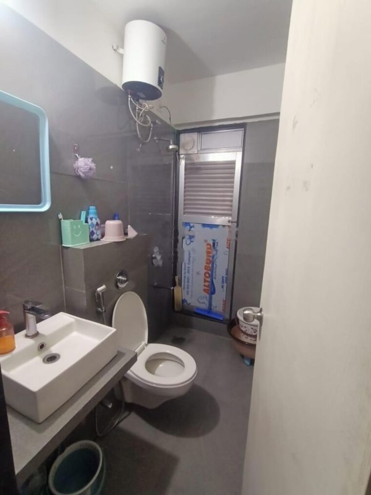 Bathroom, mayfair-the-view 2 Bedroom 629 Sq.Ft. Apartment In Vikhroli West Mumbai 10038323