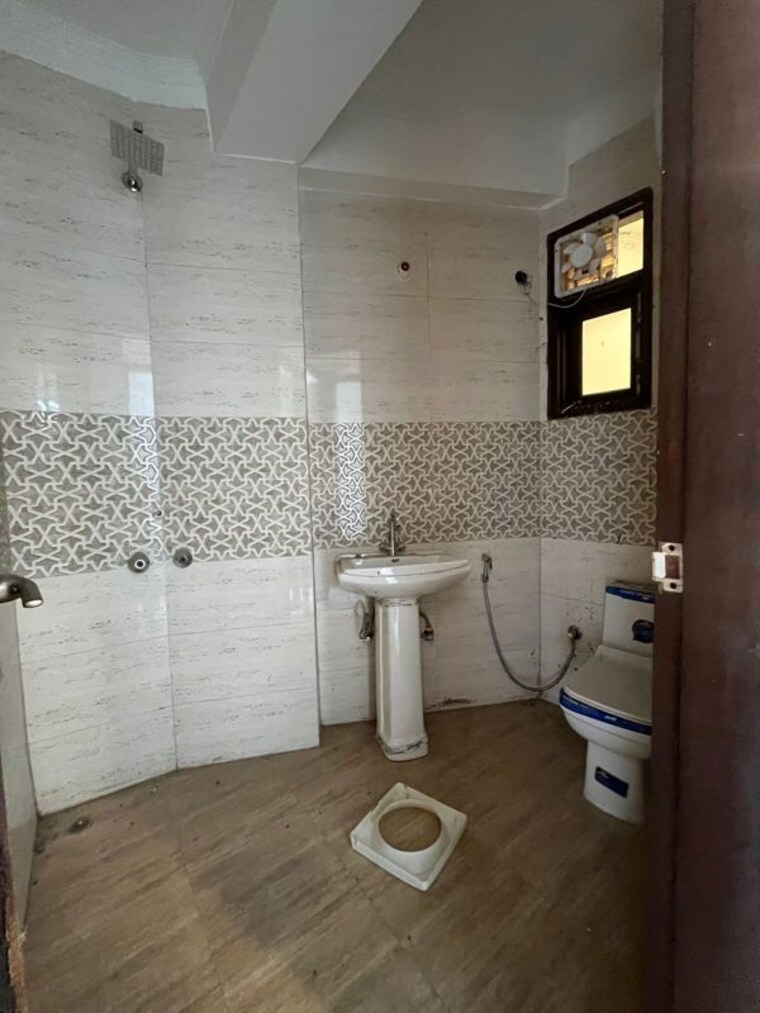 Bathroom, rajpur khurd extension 3 Bedroom 140 Sq.Yd. Builder Floor In Rajpur Khurd Extension Delhi 10038471