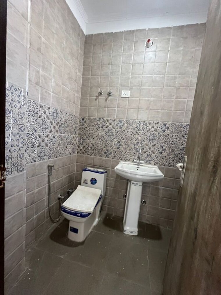 Bathroom, rajpur khurd extension 3 Bedroom 140 Sq.Yd. Builder Floor In Rajpur Khurd Extension Delhi 10038471