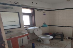 Team Area in 2 BHK Apartment at RPS Green Valley, Sector 42 – for Rent